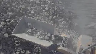 How to feed a mobile jaw crusher with an excavator