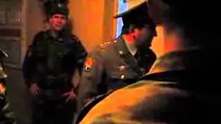 Старший офицер отчитывает младшего.