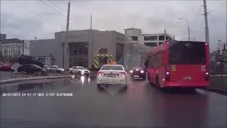 Автобус выталкивает
