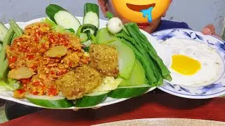 ASMR MUKBANG SAMBEL CAMPUR 2 JENGKOL+ TELUR CEPLOK+ LALAPAN NYA NIKMAT NYA