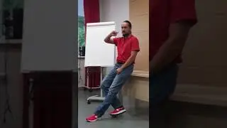 Священный журавль пьёт воду