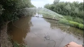 I didn't expect to see big fish in the riffles and shallows. A 6m casting net on a small river.