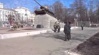 Город Орел  Смена почетного караула у танка (Сквер танкистов 2015.03.19)