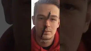 Он засунул себе в нос карандаш