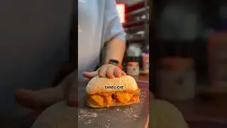 SANDUÍCHE COM BIFE DE TIRA, MOLHO, PESTO E CHEDDAR