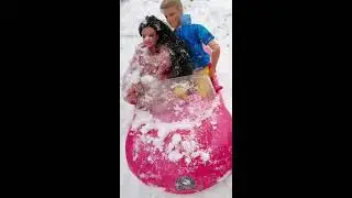 #снег #играемснегом #барби  Весёлый снежный день,гуляем в снег.