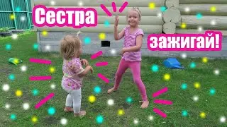 Дети в танце, дети танцуют импровизацию, сестра Николь повторяет за Алисой