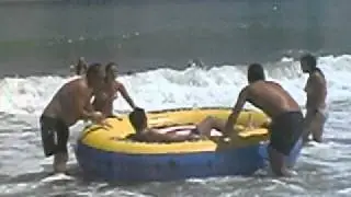 disfrutando en la playa con el donut  y las olas a tope