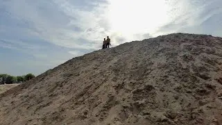 Горы песка на берегу Волги —  в Самаре начали готовить пляжи к сезону