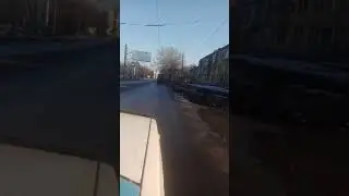 Дурачки малолетние катаються на тралейбусе))))