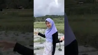 Ukhti jago joget di sawah