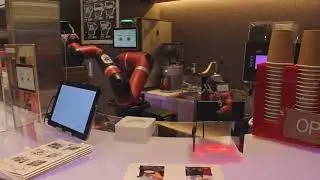 Робот делает кофе