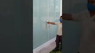 Porta de correr 4 folhas de vidro jateado.