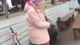 Бабулька в розовом «зажгла» под «Sweet dreams» и попала на видео на КМВ