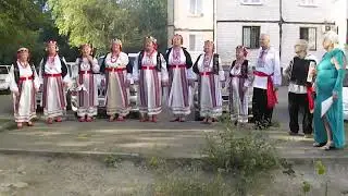 А в саду калина розквітає анс. "Вербиченька"раніше так виступав.залишились лиш згадки.