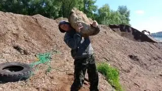 Подъем камня 80 кг.  На плечо