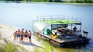 Сплав на большом плоту. Ходим по палубам и смотрим, что есть.