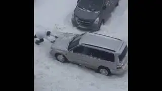Женщина вытолкала автомобиль
