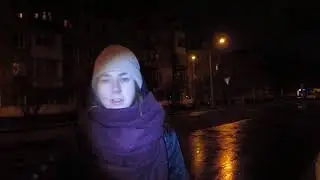 Провокаторша ходит по баннеру "Навальный 2018" в Кемерово.