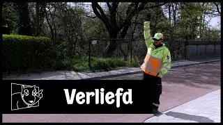 BIZAR! Zo'n intens verliefd stel zag je niet eerder...  | Man bijt hond XL