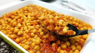 Chickpeas and Tomatoes in Spiced Tomato Sauce. Delicious, simple, budget-friendly dinner!