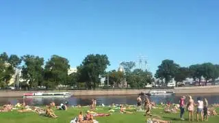 Набережная Невы. Загорают.
