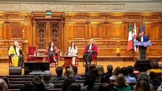 Cérémonie de remise des insignes de docteur honoris causa à Sofia Corradi et Hisham Matar