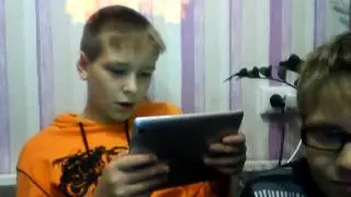 ярик играет в планшет