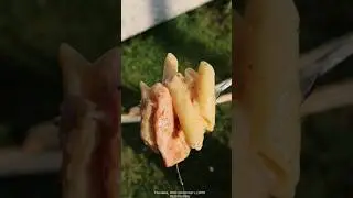Аха готовит макароны в казане