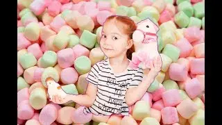 ПОНИ ДЕЛАЕТ СНЕГОВИК ИЗ ЗЕФИРА