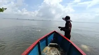 Siang dan malam menjala udang dan ikan di laut