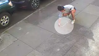 Una donna disegna qualcosa sul marciapiede. Ma non immagina che i passanti avrebbero reagito così!