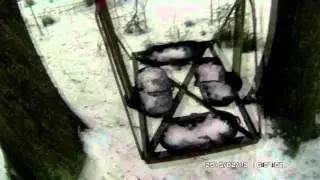 Необычные качели в лесу.