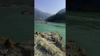 Sukoon chaiye toh yaha aajao | #youtubeshorts #shorts #rishikesh #travel #newyear #vlog #uttarakhand