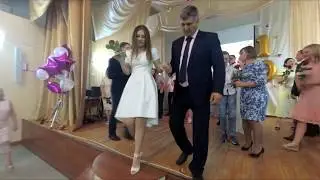 9 класс.  медленный танец учеников и  родителей