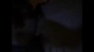 volpe nascosta dietro cuccia di cane.