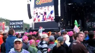 Pinkpop 2010 - Prodigy - Publiek warmt zich op voor het optreden