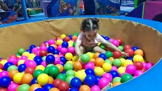 Юля и мама играют на детской площадке