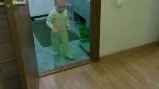 #257 Максим моет полы в годик МАЛЕНЬКИЙ ПОМОЩНИК :)