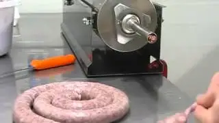 Как работает механический трехлитровый горизонтальный шприц для колбас