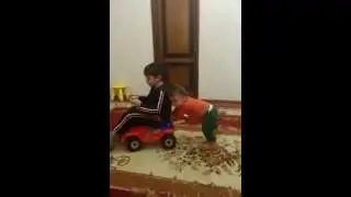 Дети Катаются на Машине! Смешные дети!
