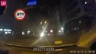 В Киеве на Артема неизвестный гражданин за поворот через двойную сплошную напугал встречкой гидного