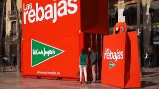 El Corte Inglés adelanta #LasRebajas,  saca a la calle su bolsa, de 9 metros de altura, en Málaga