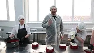Гастроблогер нарисовал автопортрет на торте в новом кондитерском цеху «Красного Яра»