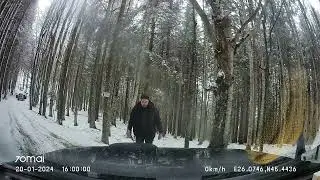 Prin curtea scolii, copiii la zapada
