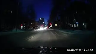 Пешеход перебегает на красный.