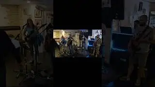 Музыкантам надо накатить!