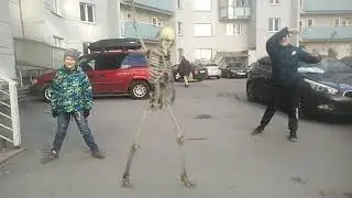 Миша Андрей Олег Максим И Скелет Танцуют На Улице