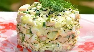 Салат из кальмаров и крабовых палочек.