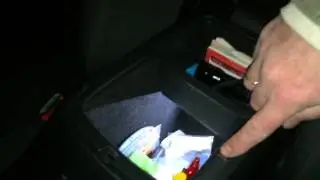 Подсветка в подлокотнике Киа Соренто.